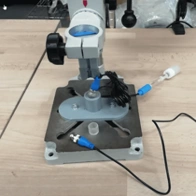 Machine d'installation de boots pour connecteur BNC