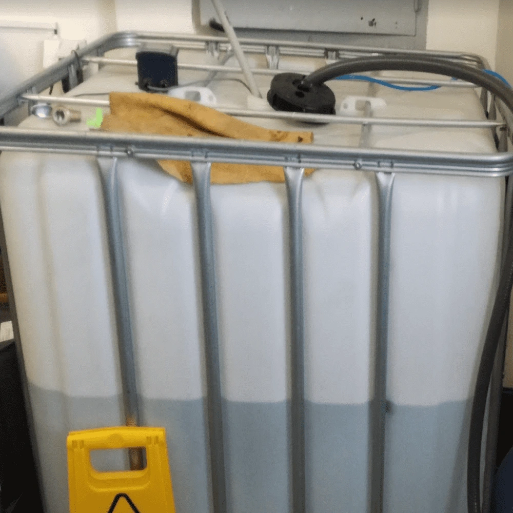 Conductivity controller of demineralized water reserve